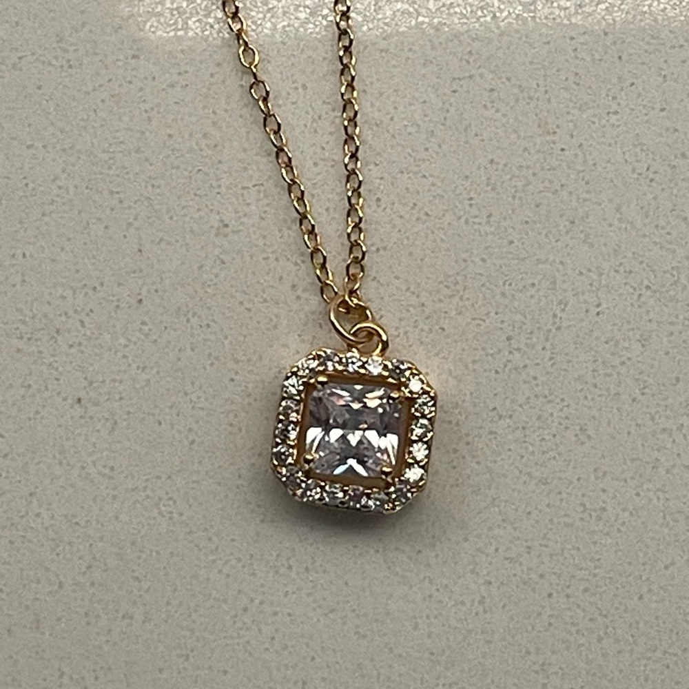 NWOT Elegant Gold Pendant Necklace